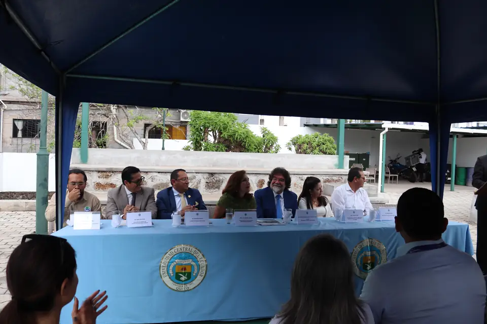 Mesa de honor y público durante la ceremonia de inauguración
