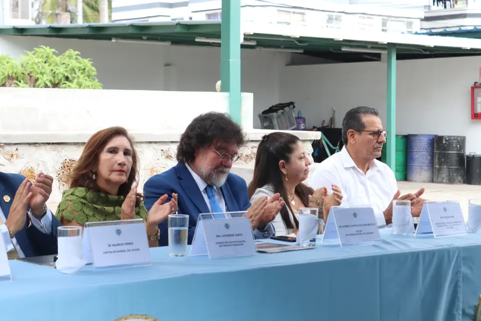 Autoridades en la mesa de honor durante la inauguración