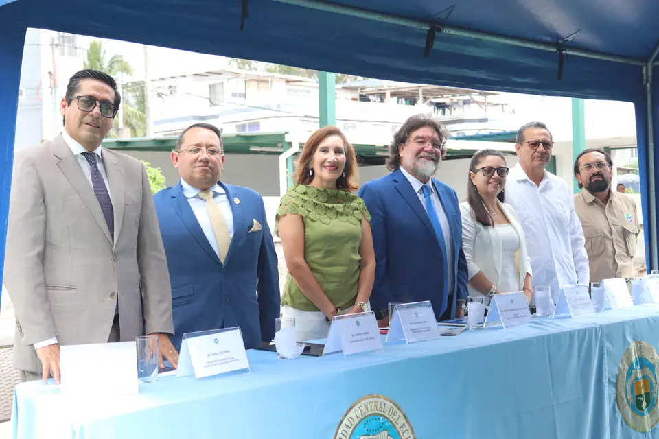 Autoridades de pie tras la mesa de honor