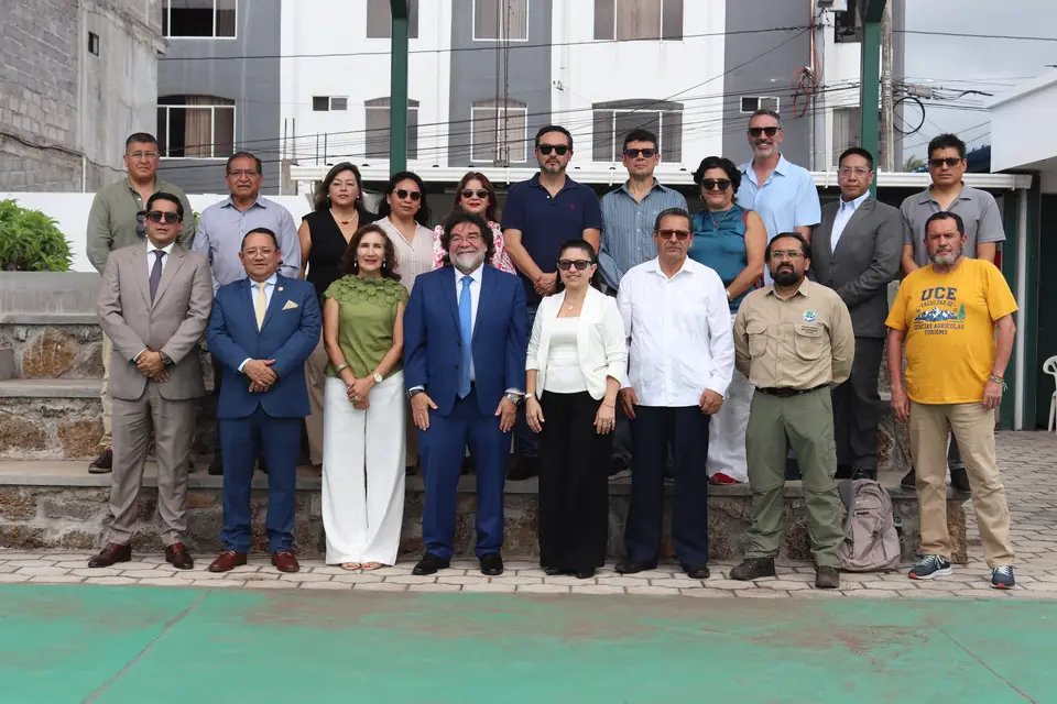 Fotografía oficial de las autoridades asistentes a la inauguración