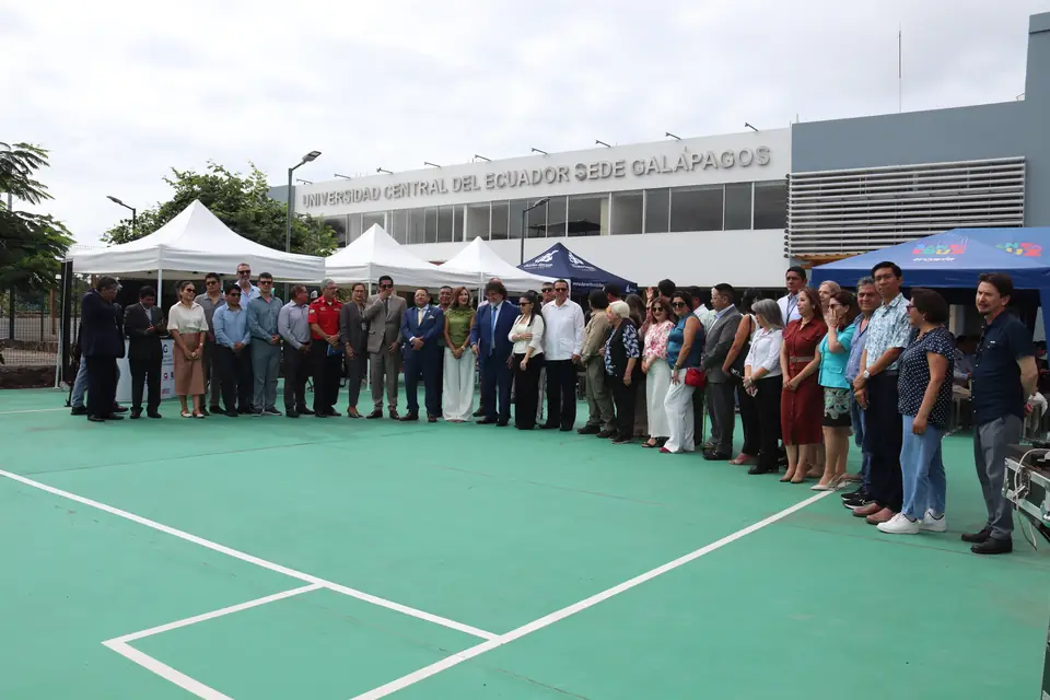 Participantes de la Cumbre reunidos en la cancha de la Sede
