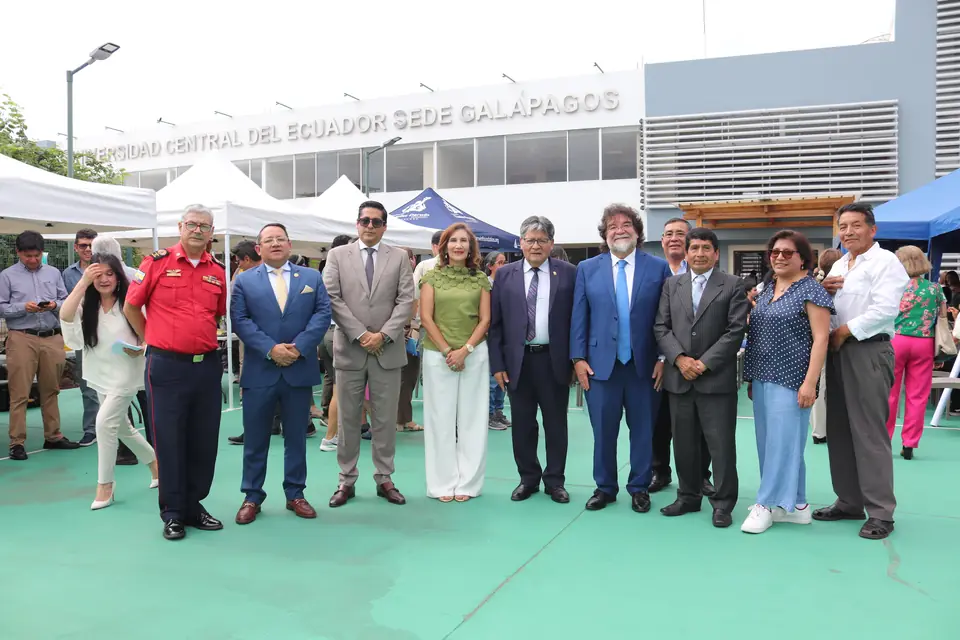 Autoridades y asistentes frente a la Sede UCE Galápagos