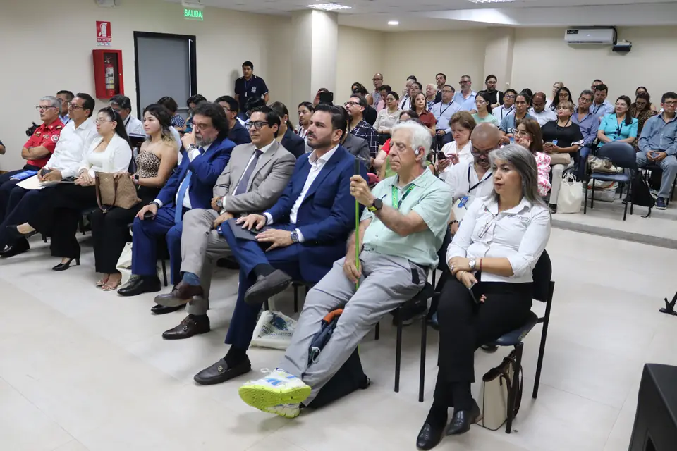 Autoridades y asistentes durante las conferencias magistrales