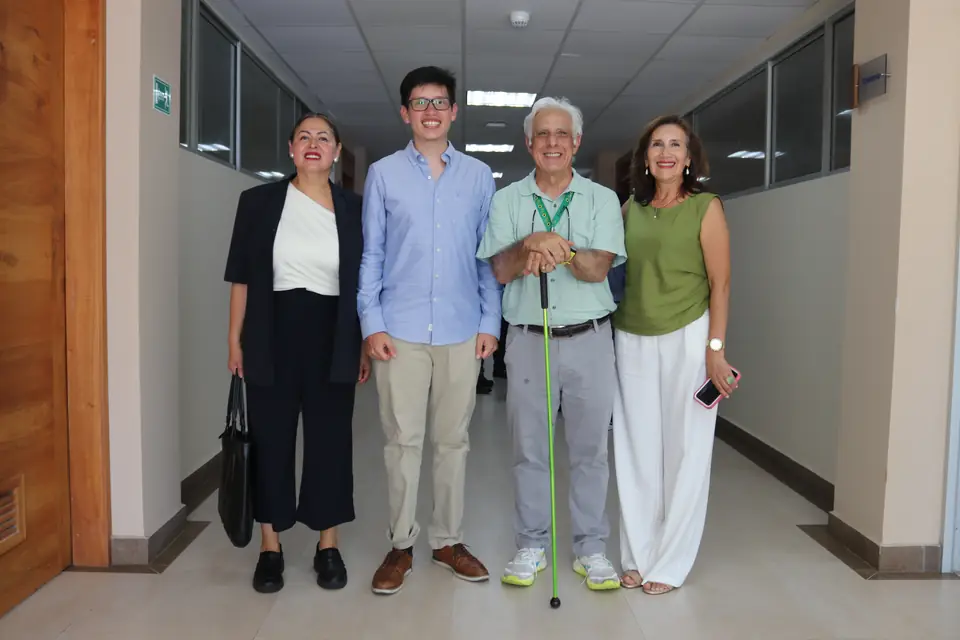 Participantes en el pasillo de la exposición de pósteres