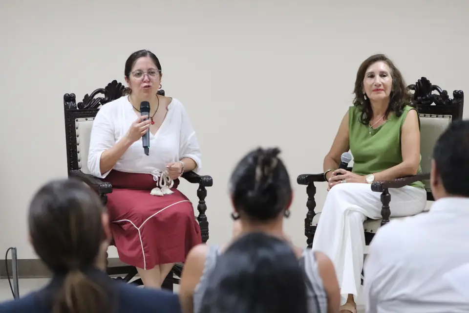 Conversatorio entre dos panelistas ante el público
