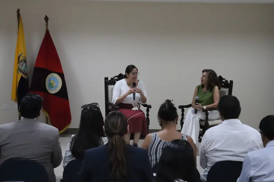 Conversatorio con el público en la sala