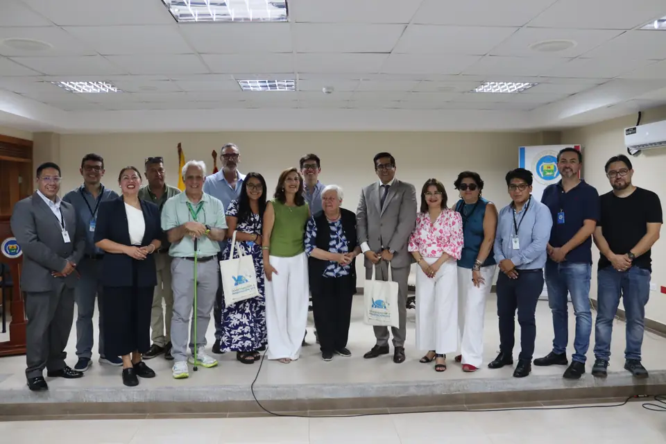 Fotografía grupal de ponentes y participantes