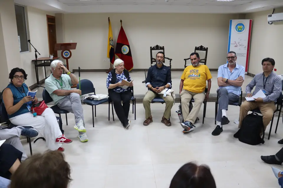 Mesa técnica: participantes en círculo de diálogo