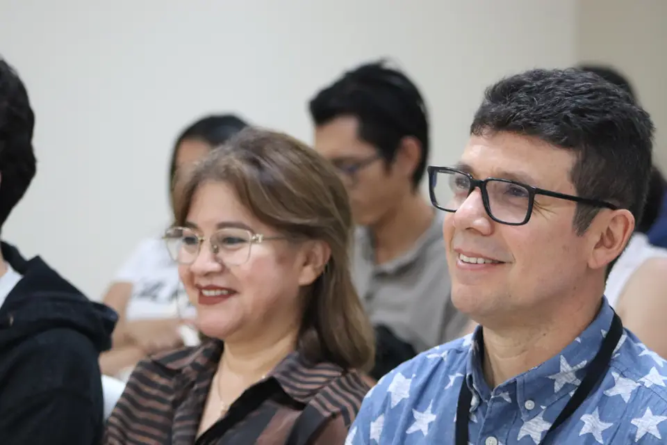 Asistentes sonrientes durante las ponencias