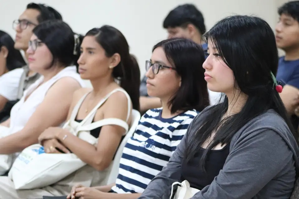 Estudiantes atentos a la ponencia