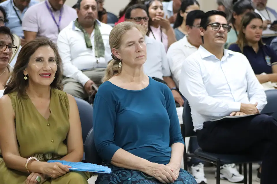 Público atento en el auditorio