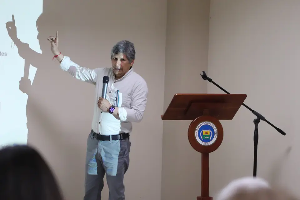 Ponente explicando su investigación