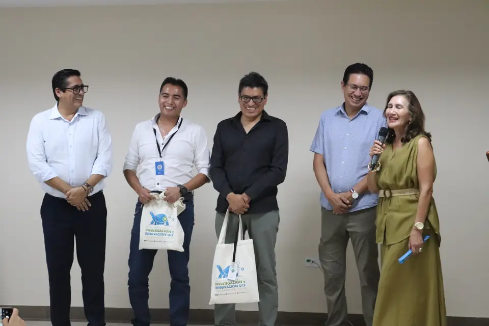 Entrega de obsequios a los ponentes