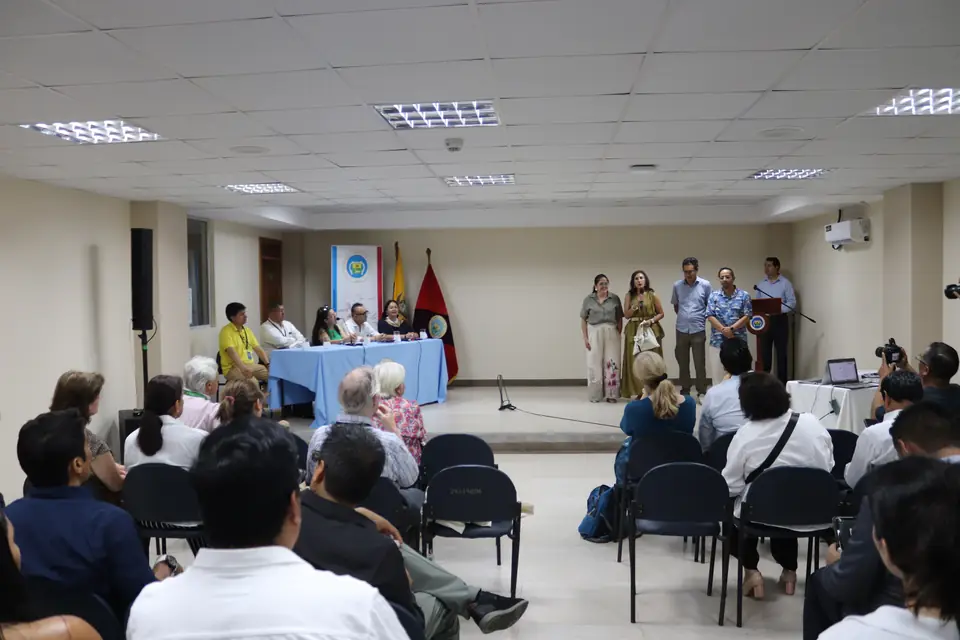 Reconocimiento a los ponentes ante el público