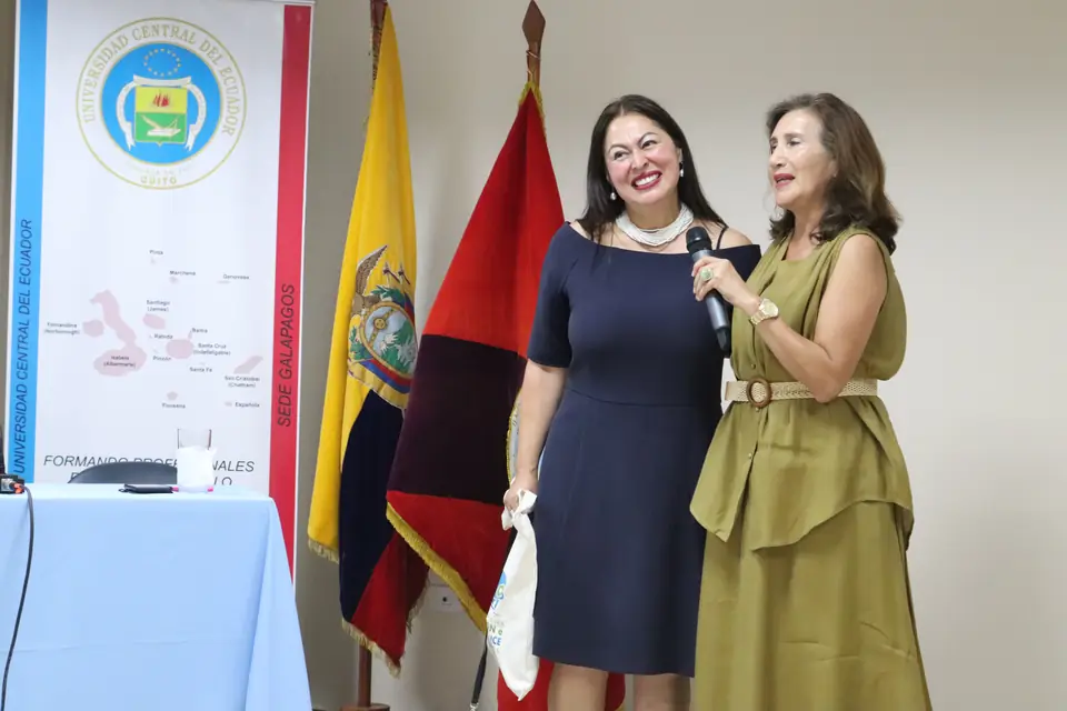 Momento de cordialidad durante la entrega de reconocimientos