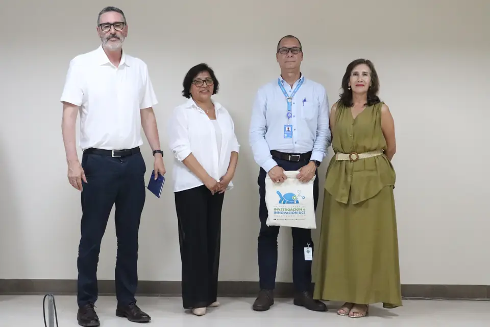 Ponentes y organizadora con los obsequios de la Cumbre