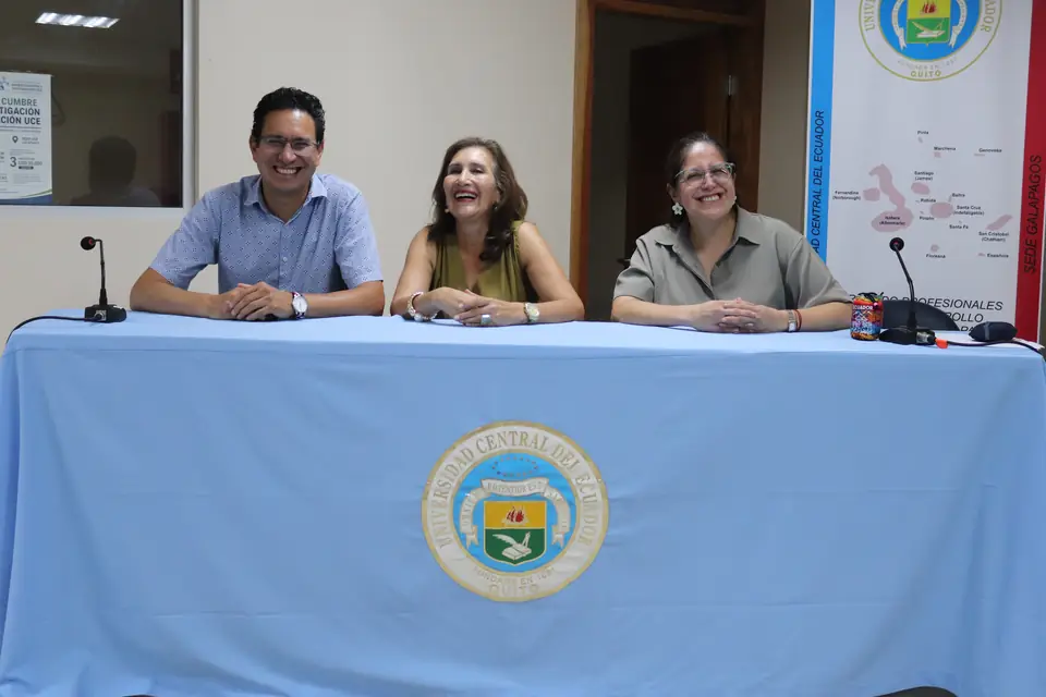 Panelistas sonriendo ante la cámara