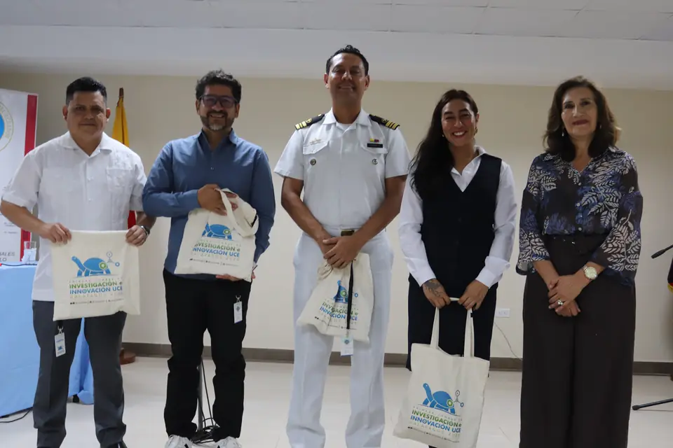 Ponentes con los obsequios de la Cumbre
