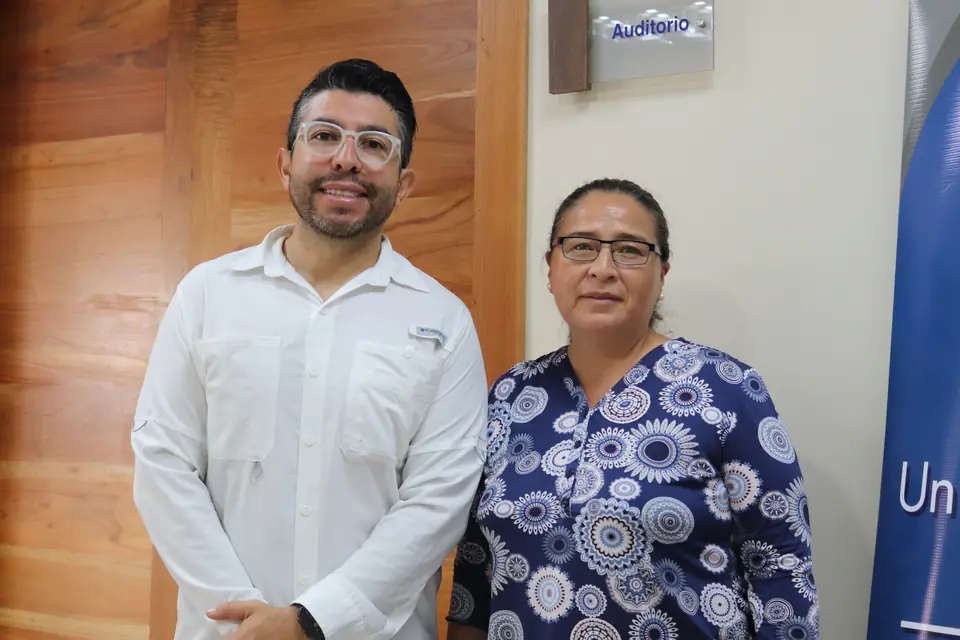Participantes junto a la entrada del auditorio
