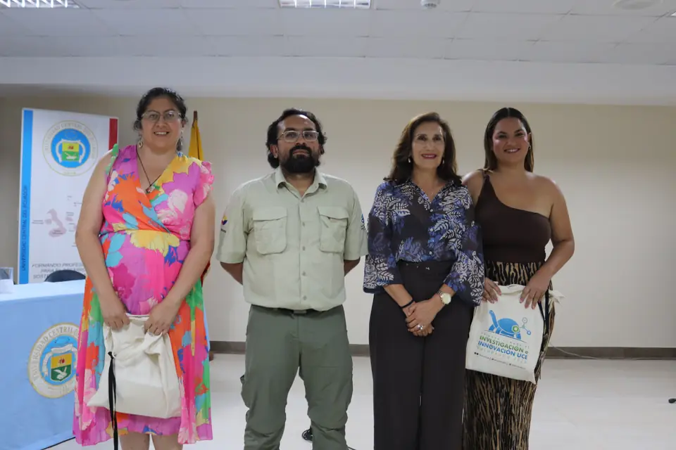 Panelistas con los obsequios de la Cumbre