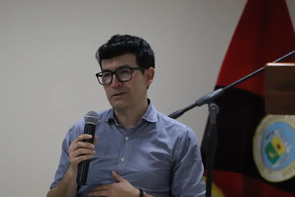 Participante interviniendo con micrófono