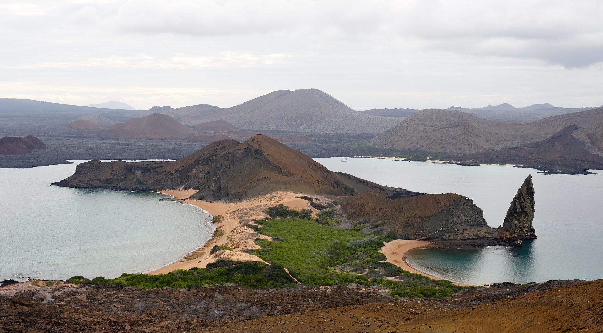 Vista aérea de Bartolomé y el Pinnacle Rock, Galápagos